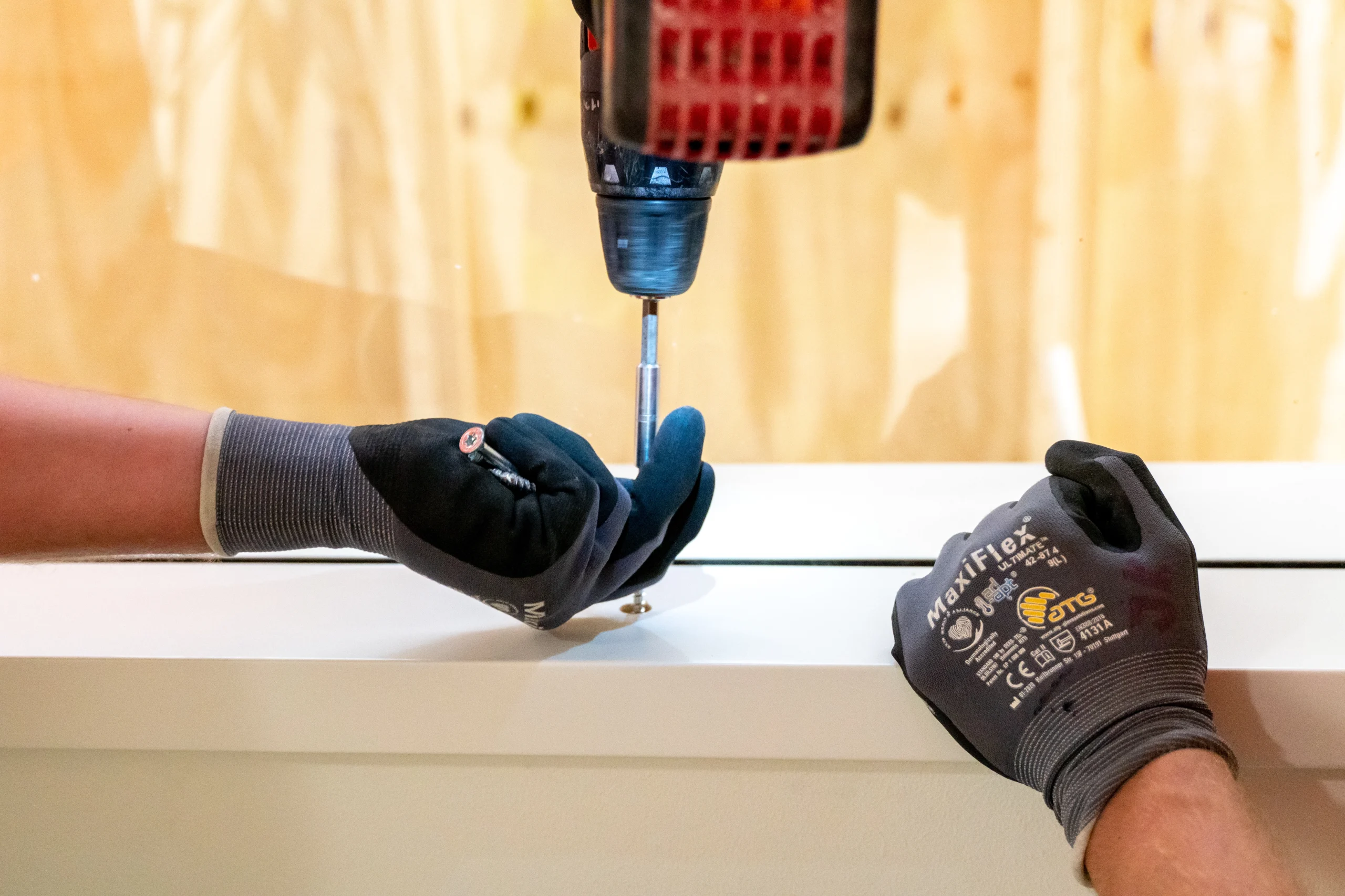 Bild på händer och en skruvdragare. VISITEK anpassar alltid lösningarna utifrån behov och gällande regler. 