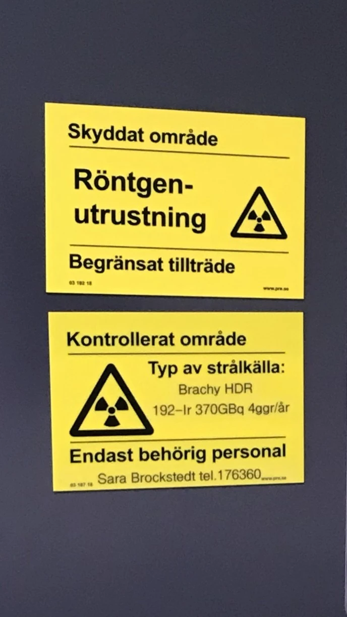 Varningsskyltar för röntgenområde. Verksamhetsutövaren ansvarar för korrekt strålskydd och utrustning. 