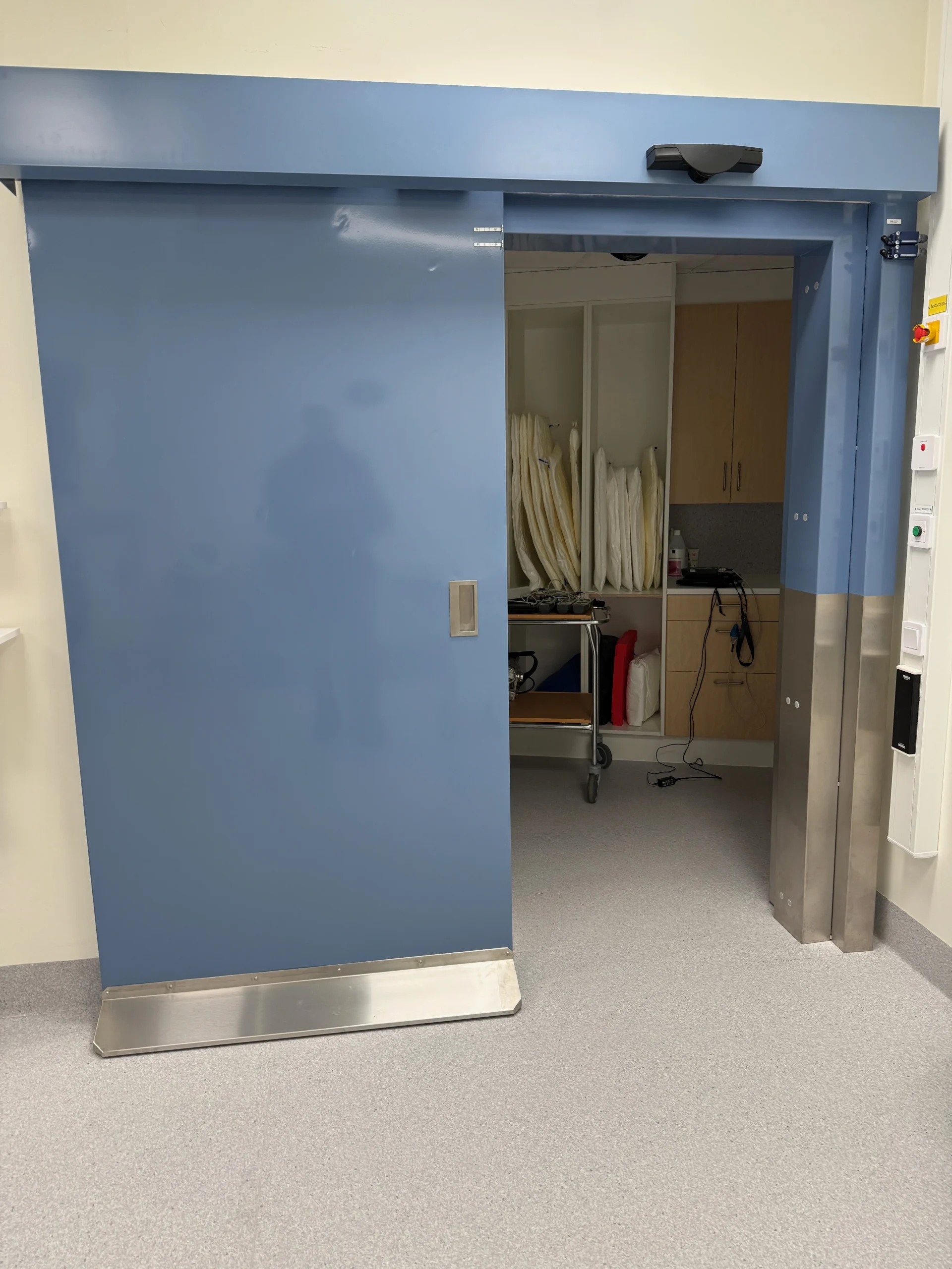 Automatisk skjutdörr med blykärna som effektivt blockerar strålning på strålbehandlingen på SUS i Lund.