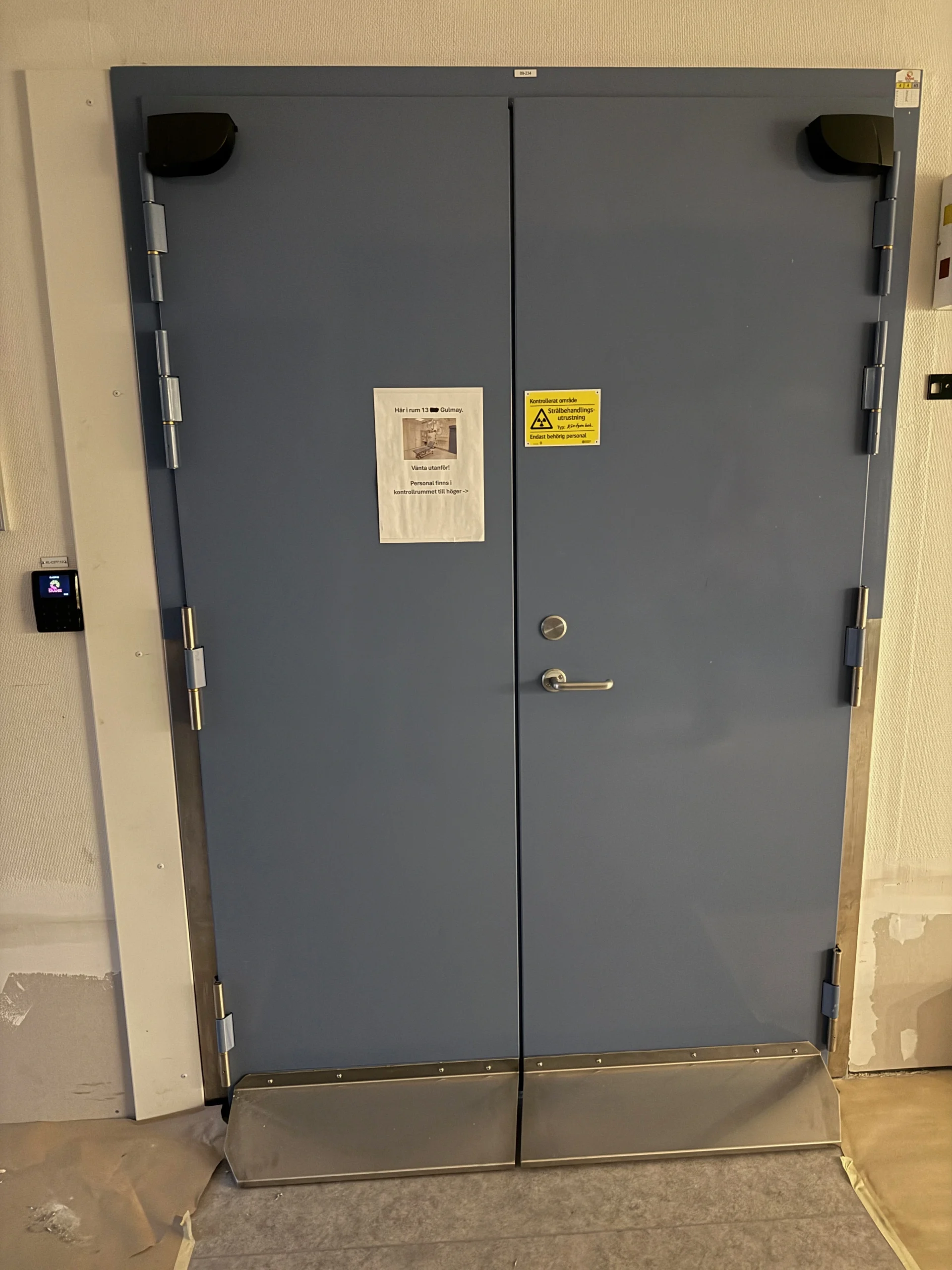 Blydörr på SUS i Lund. Dörren har en kärna av 10 mm bly och väger ca 450 kg. 