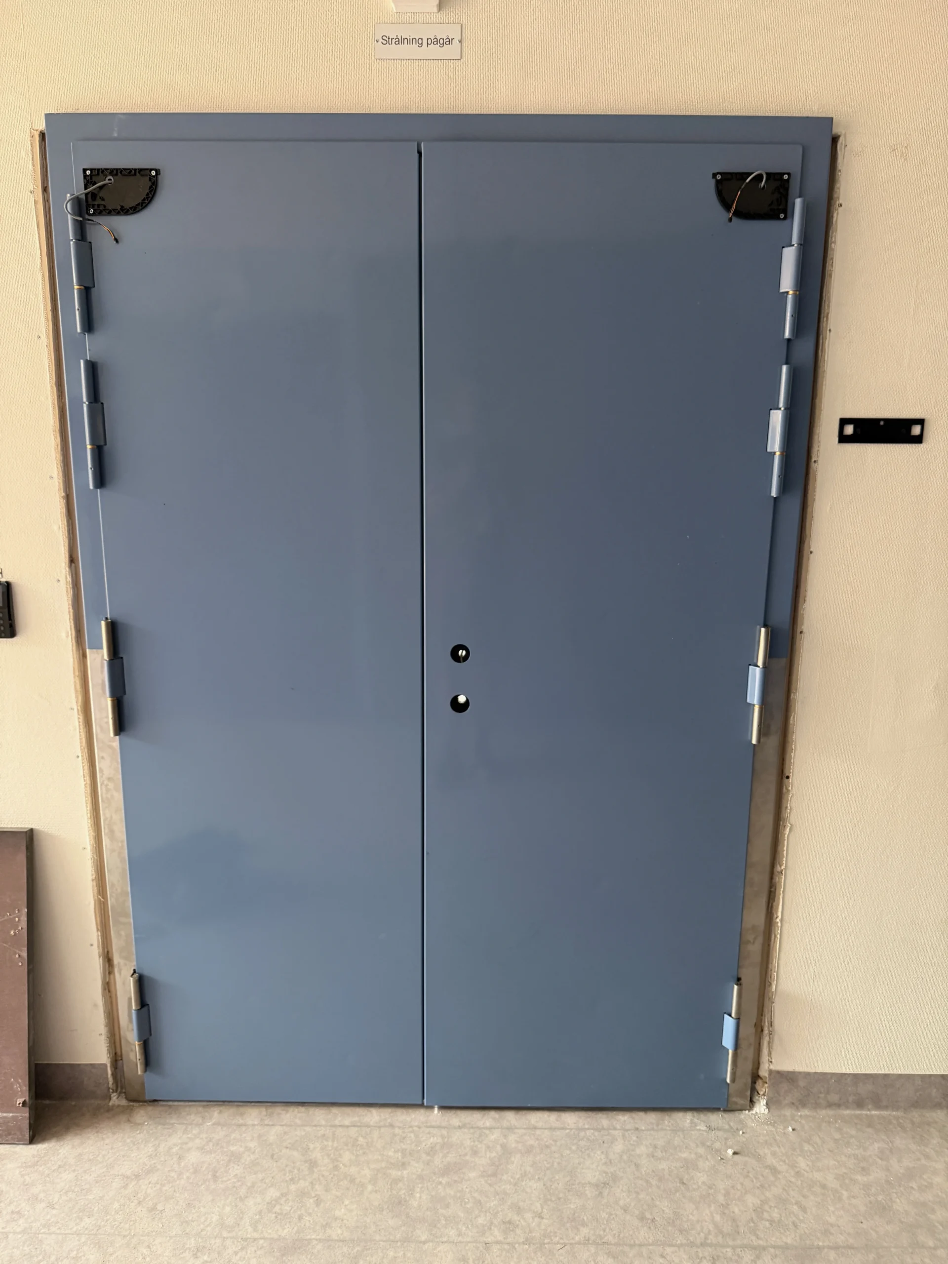 Blydörr på SUS i Lund. Dörren har en kärna av 10 mm bly och väger ca 450 kg.
