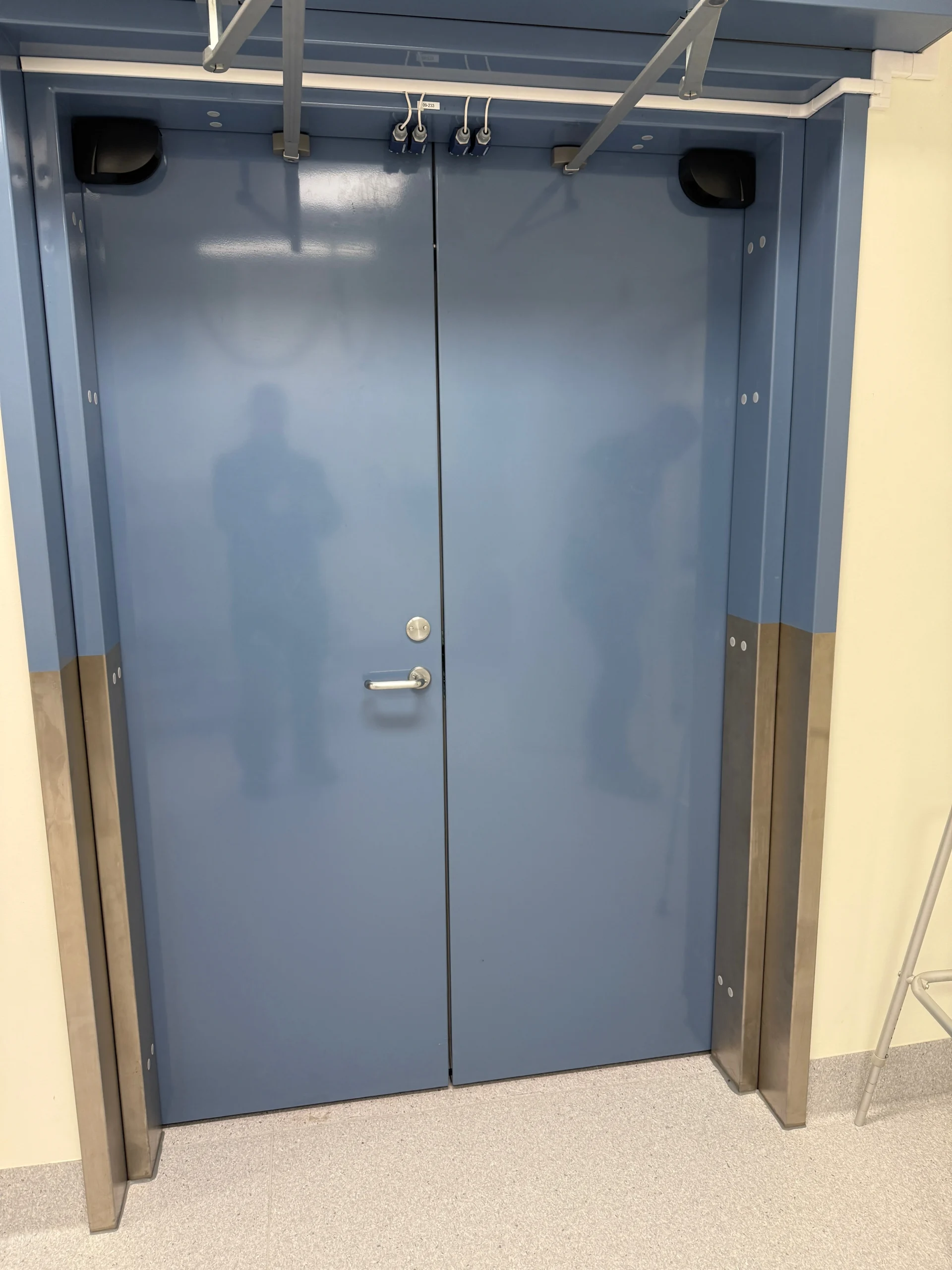 Blydörr på SUS i Lund. Dörren har en kärna av 10 mm bly och väger ca 450 kg.