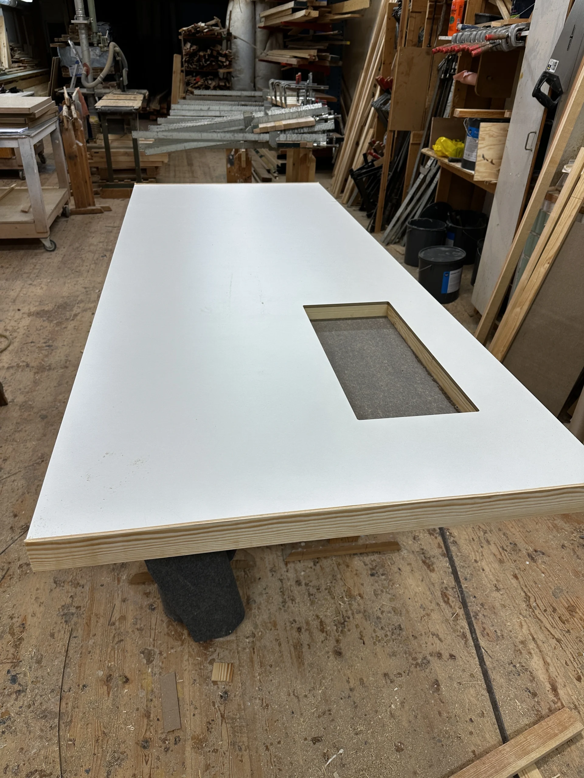 Dörr tillverkad av VISITEK. Tack vare den egna tillverkningen kan dörrar och andra lösningar göras extra flexibla och utformas och monteras helt enligt kundens behov. 