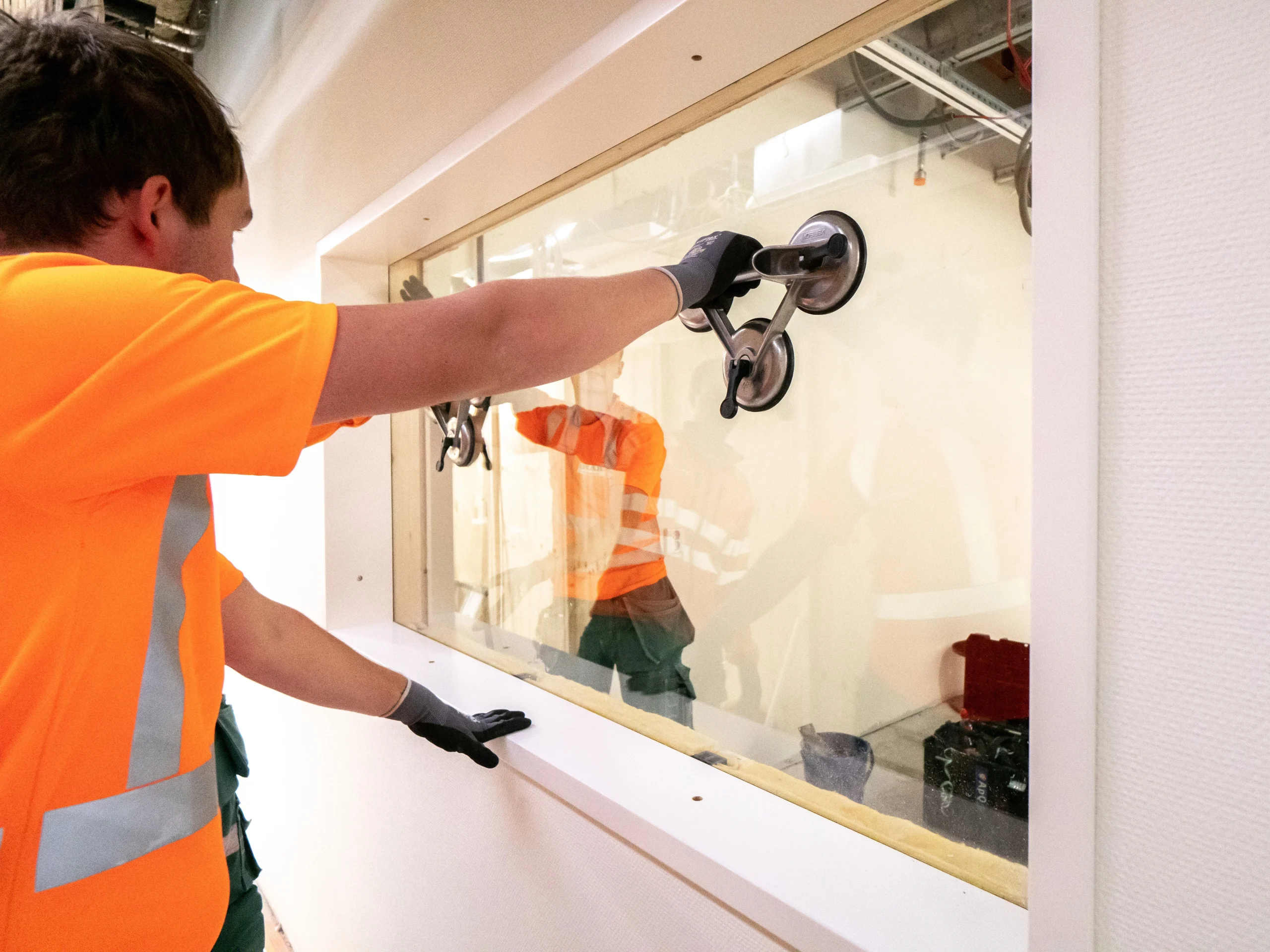 Installation av strålskyddsglas.