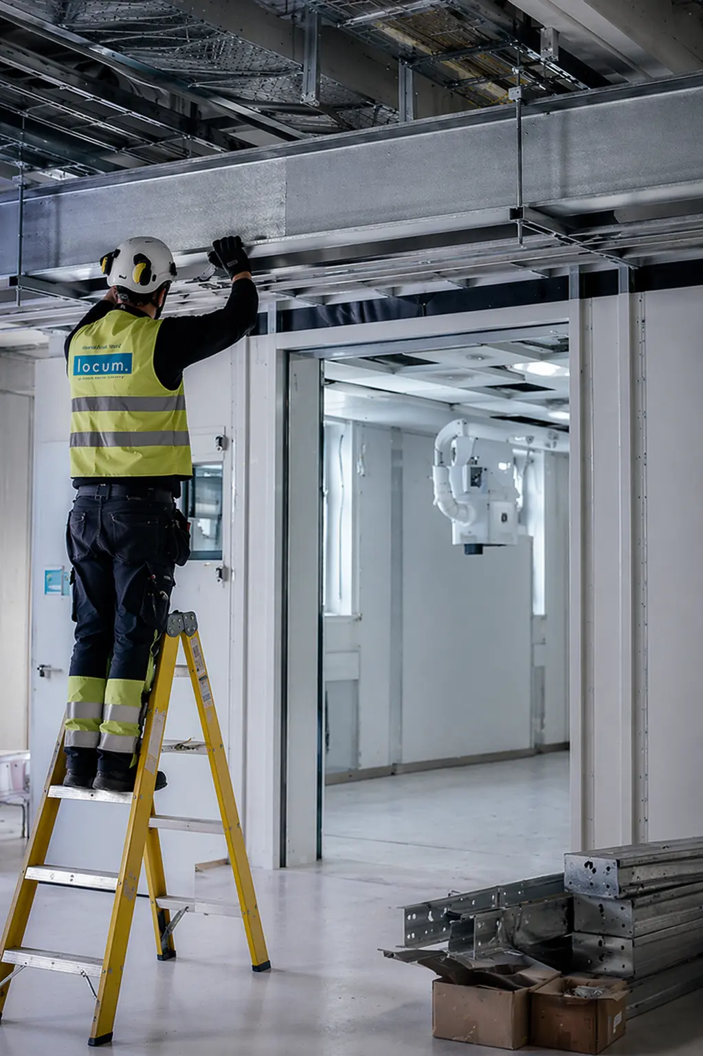 Installation av strålskydd i sjukhusmiljö – montering av metallkonstruktion och tekniska system enligt gällande krav.