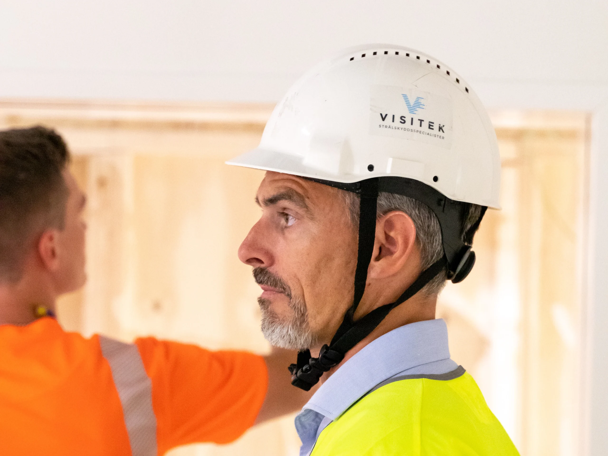 Mårten på VISITEK övervakar bygget för att säkerställa att alla delar av strålskyddet monteras korrekt enligt ritningarna.