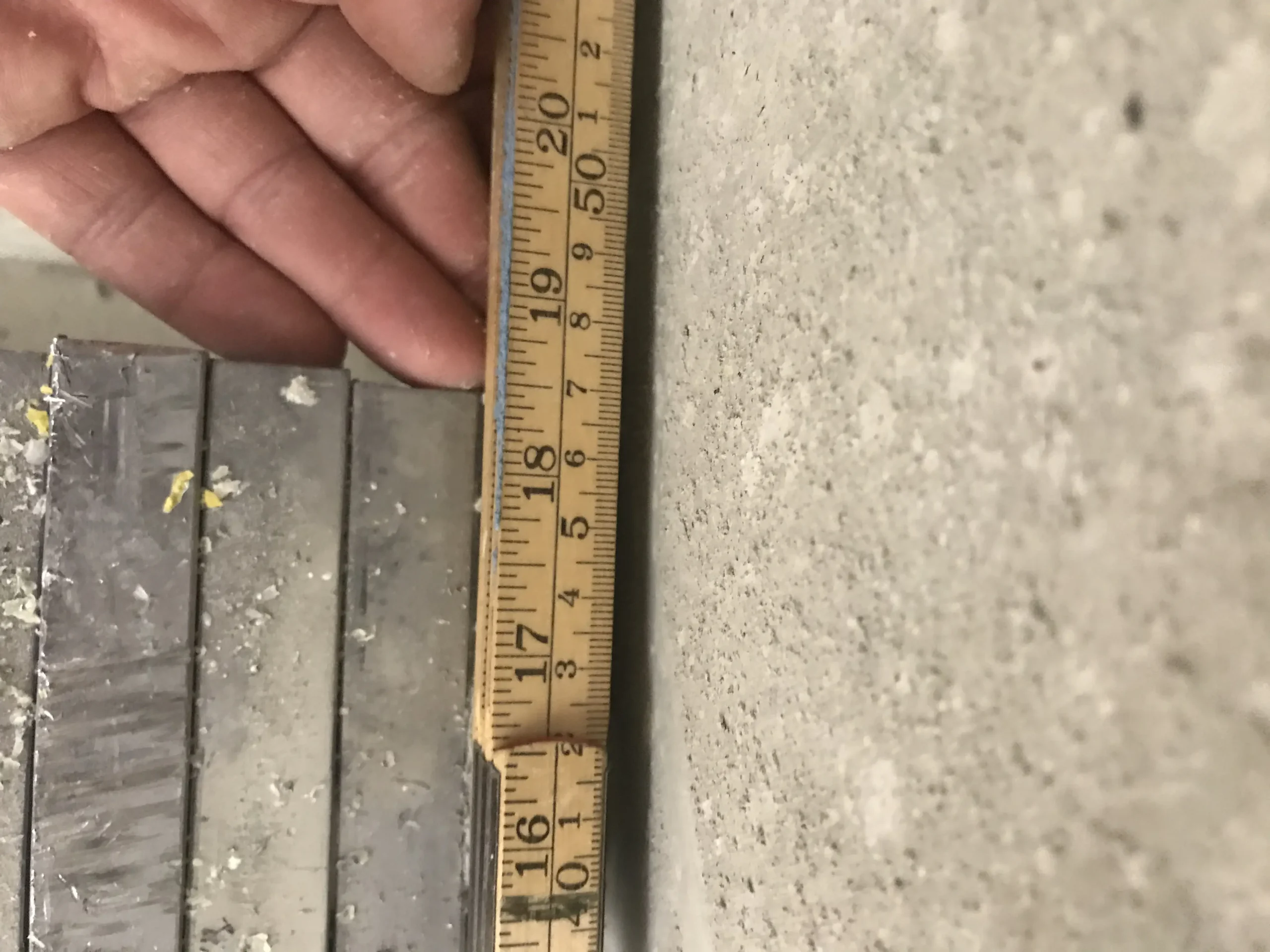 Bild på en tumstock. Korrekta mätningar är centralt vid installationen av säkert strålskydd, och därför används också ofta lasermätare.