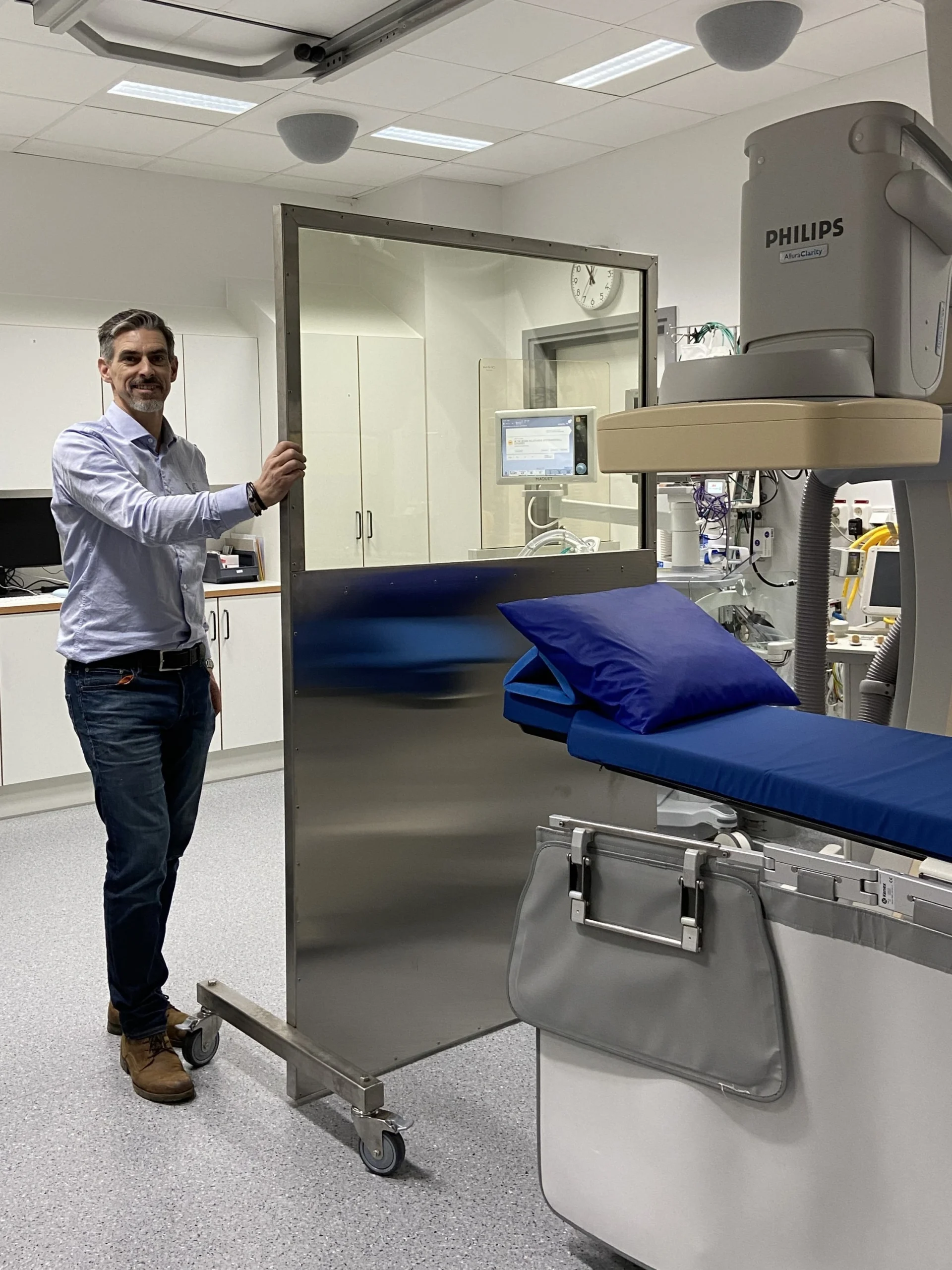 visitek_marten_mobil_skärmvägg_3x4 Mårten på VISITEK visar upp en mobil skärmvägg – ett bra alternativ när det behövs flexibla strålskydd.